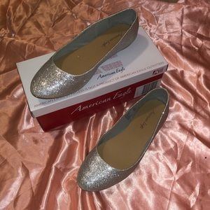 AMERICAN EAGLE BY PAYLESS SILVER FLATS